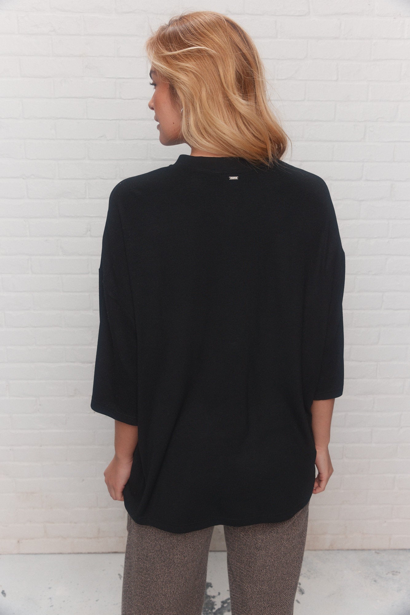 Black textured loose V-neck sweater | Bea