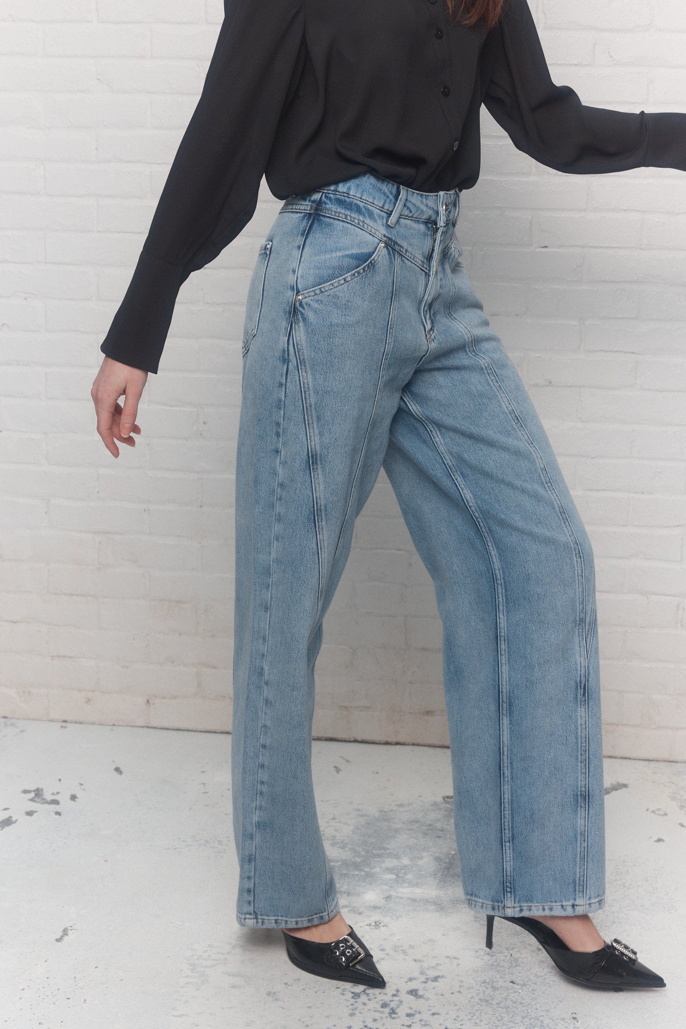 High-waisted pale blue jeans | Ellen
