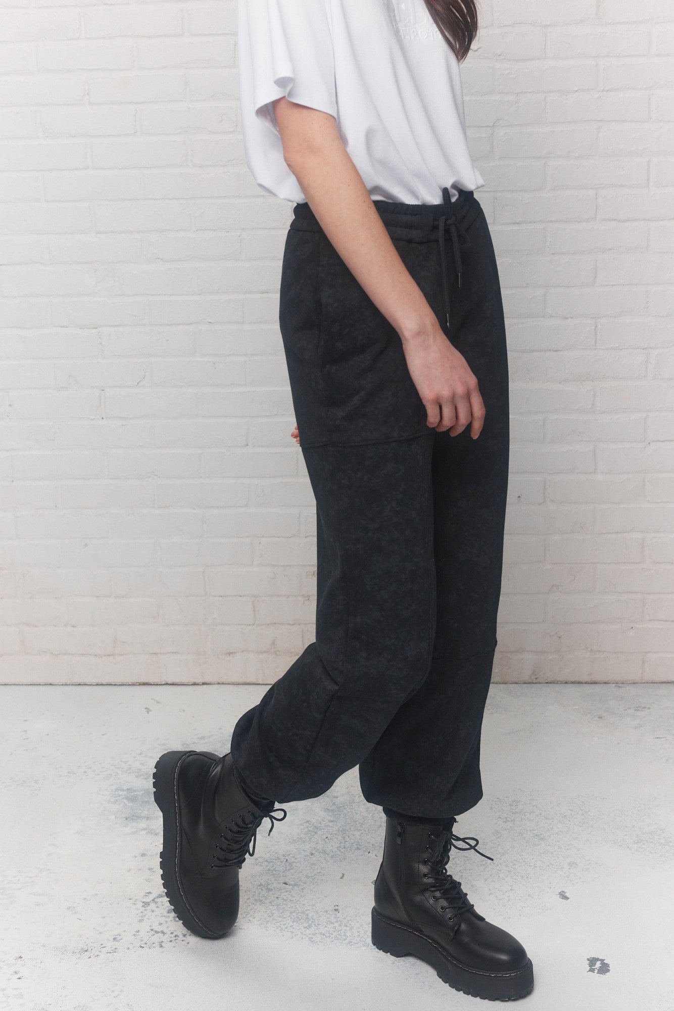 Pantalon noir effet délavé découpes asymétriques | Dualey