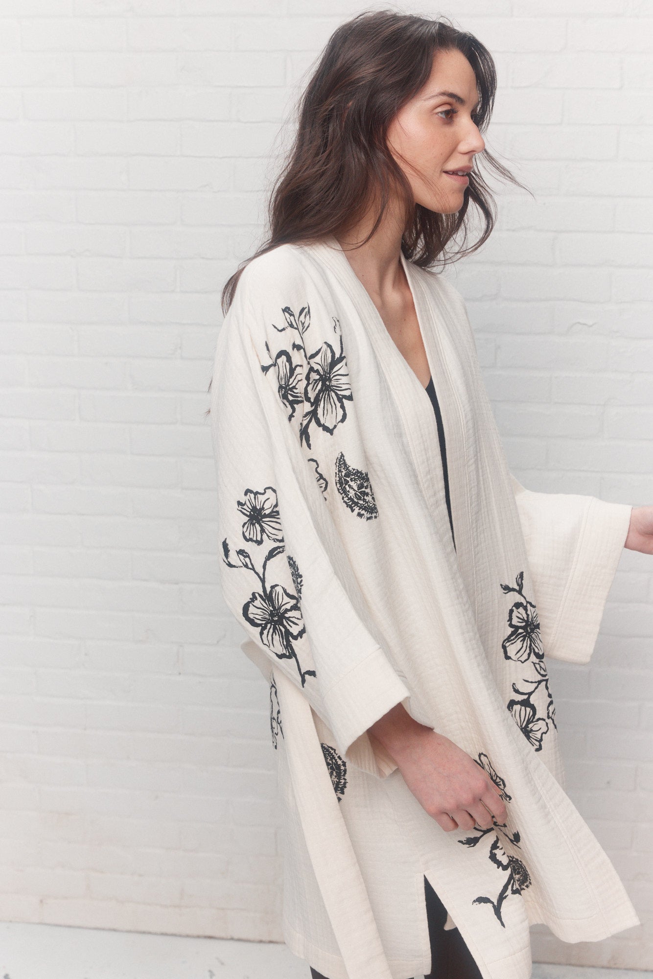 Loose white lounge bathrobe with print | Idalia