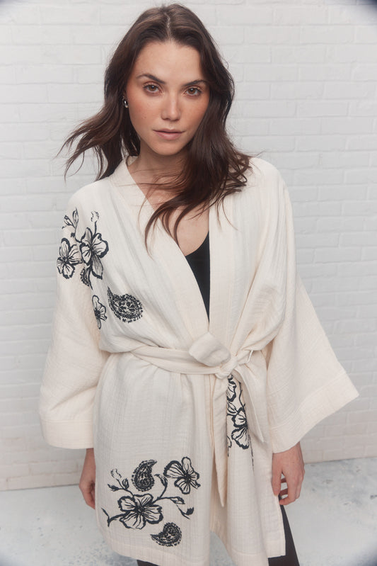 Loose white lounge bathrobe with print | Idalia