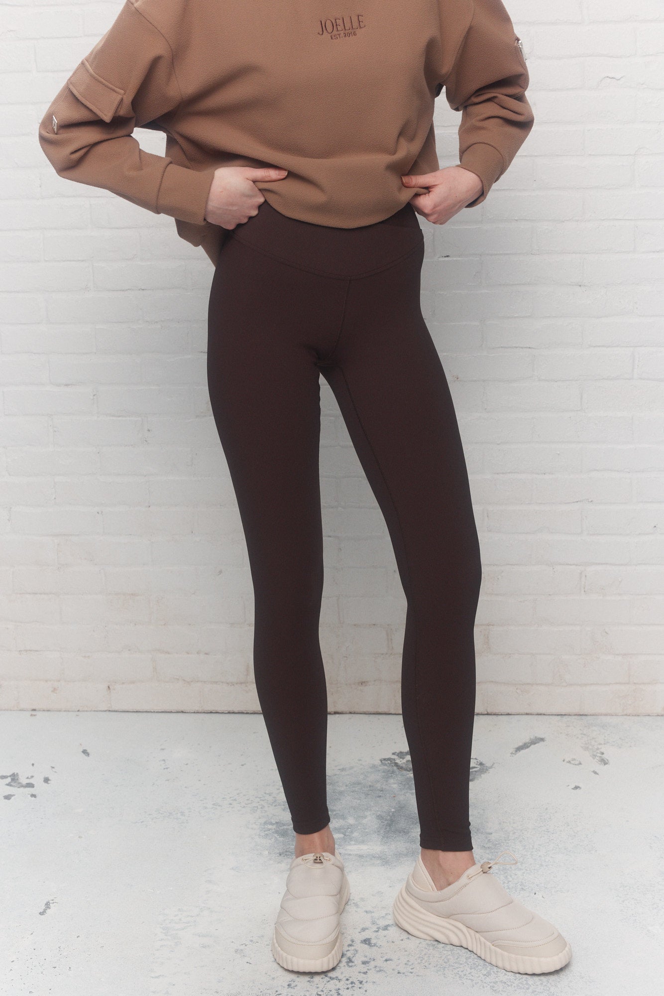 Legging marron foncé taille haute en V | Lola JOELLE Collection