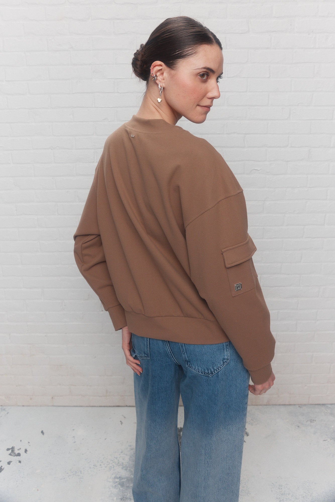 Loose taupe sweater with round neck | Elizabeth