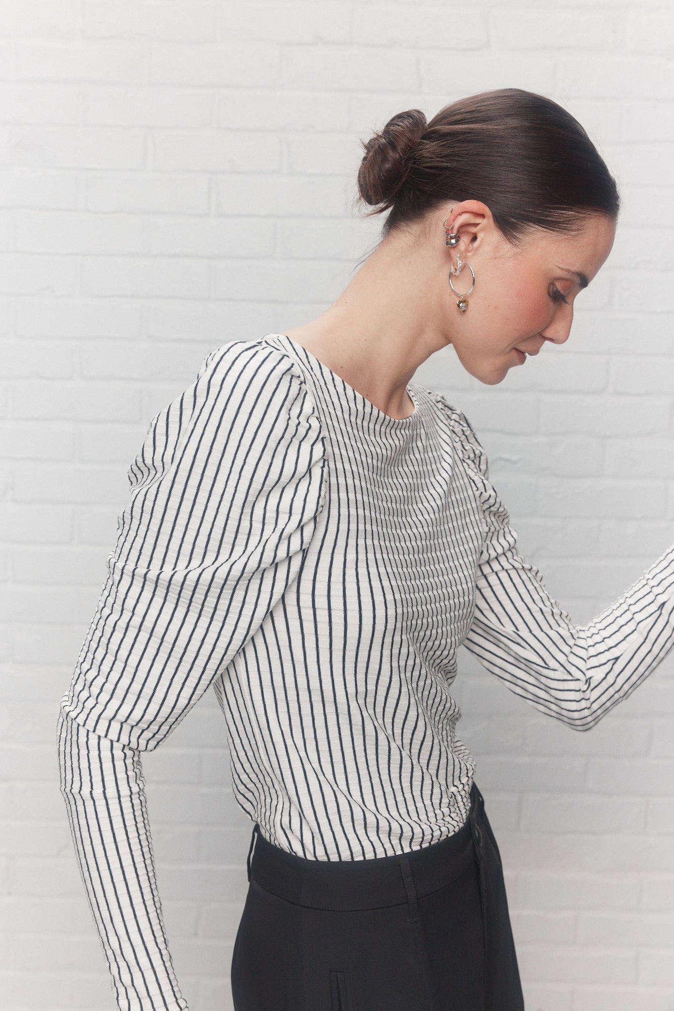 White and black striped sweater with ruched shoulders | Olio