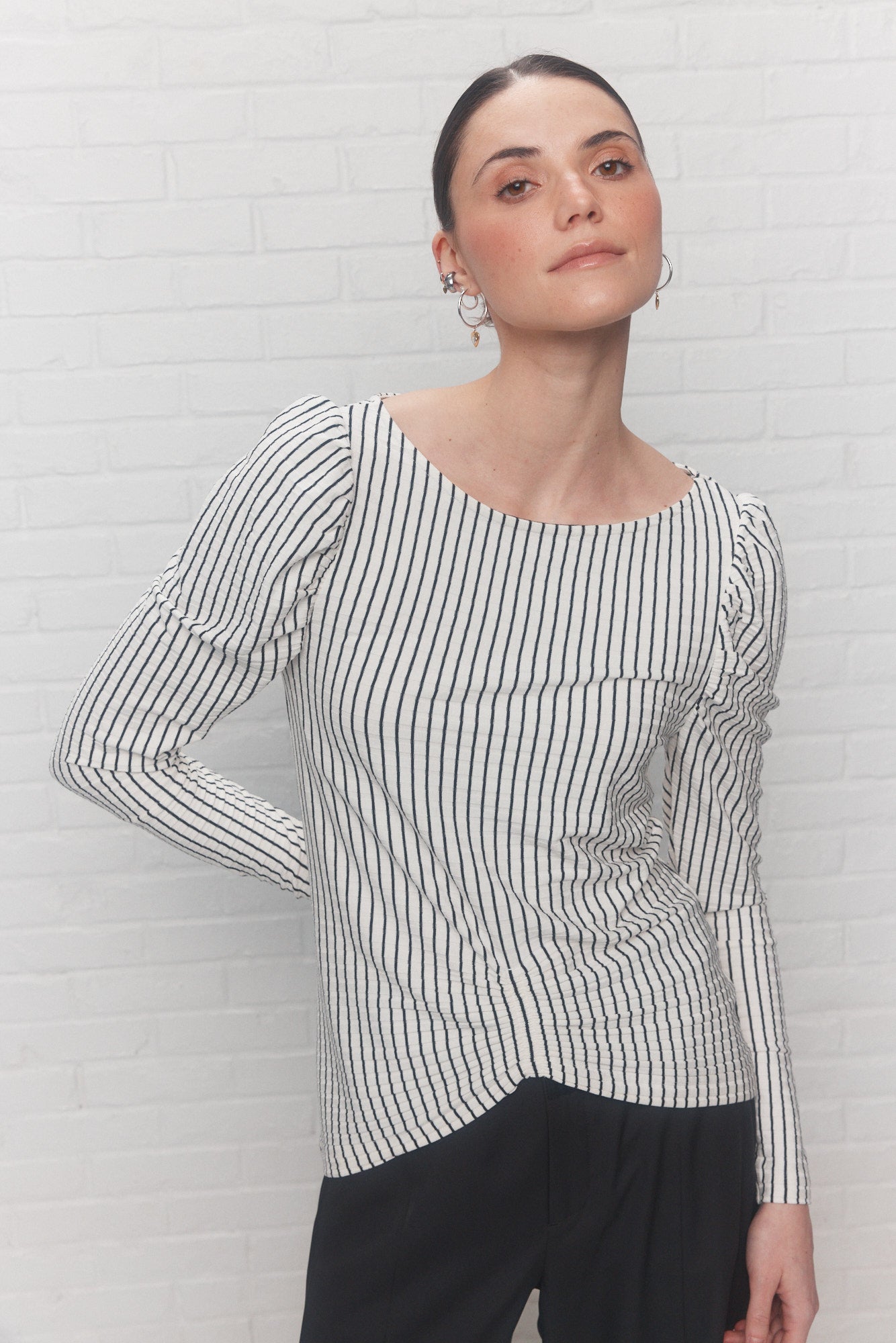 White and black striped sweater with ruched shoulders | Olio