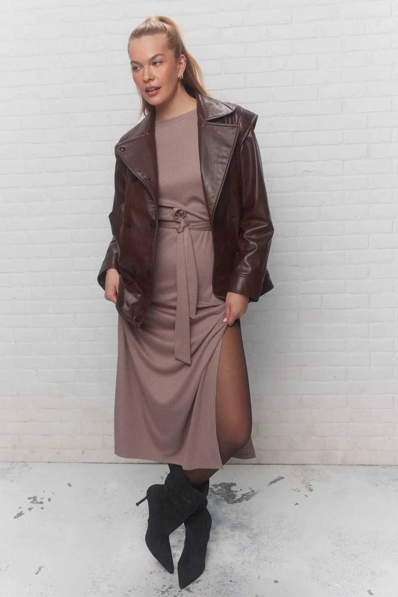 Robe longue marron pâle ouverte en U au dos | Shelley JOELLE Collection