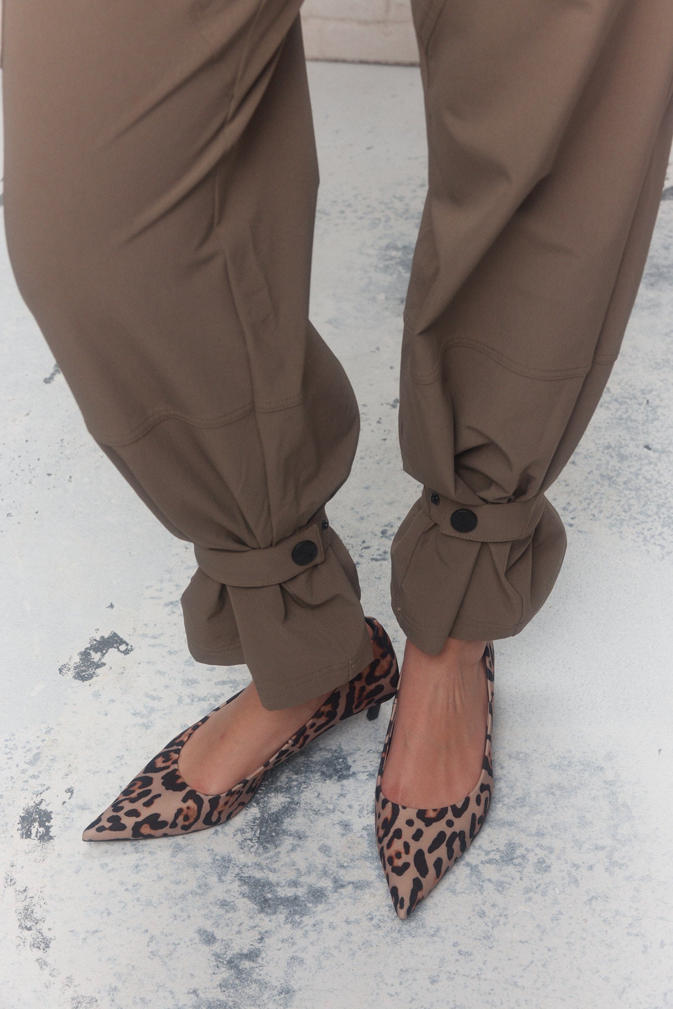 Pantalon vert-kaki ajustable aux chevilles | Raina