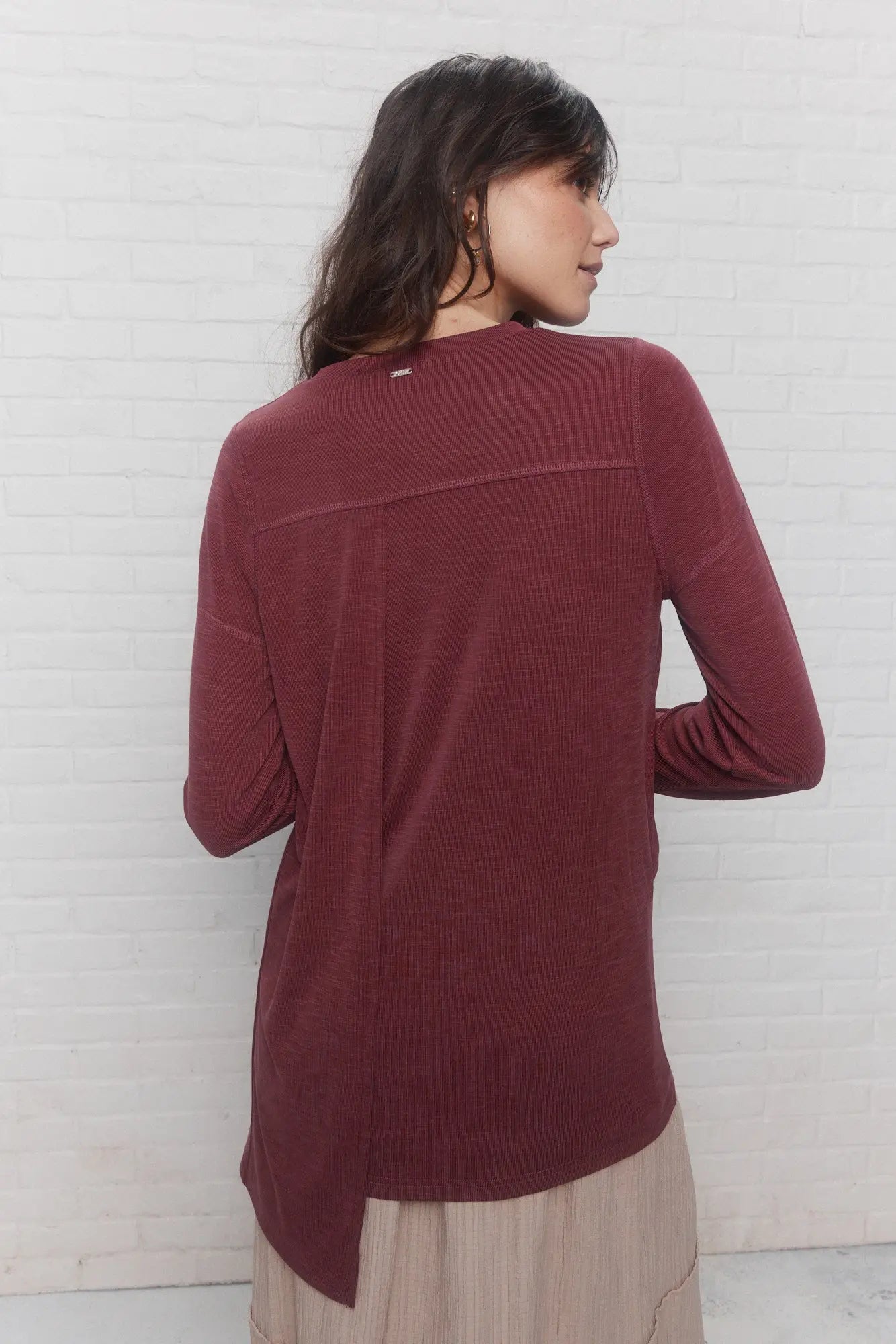 Chandail framboise texturé asymétrique | Terra JOELLE Collection