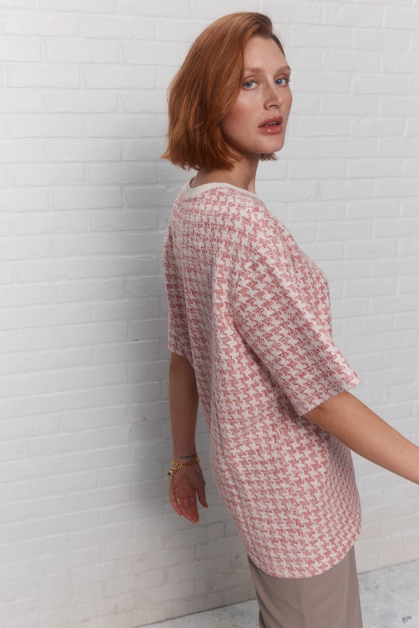 Loose-fitting red houndstooth pattern t-shirt | Karalie