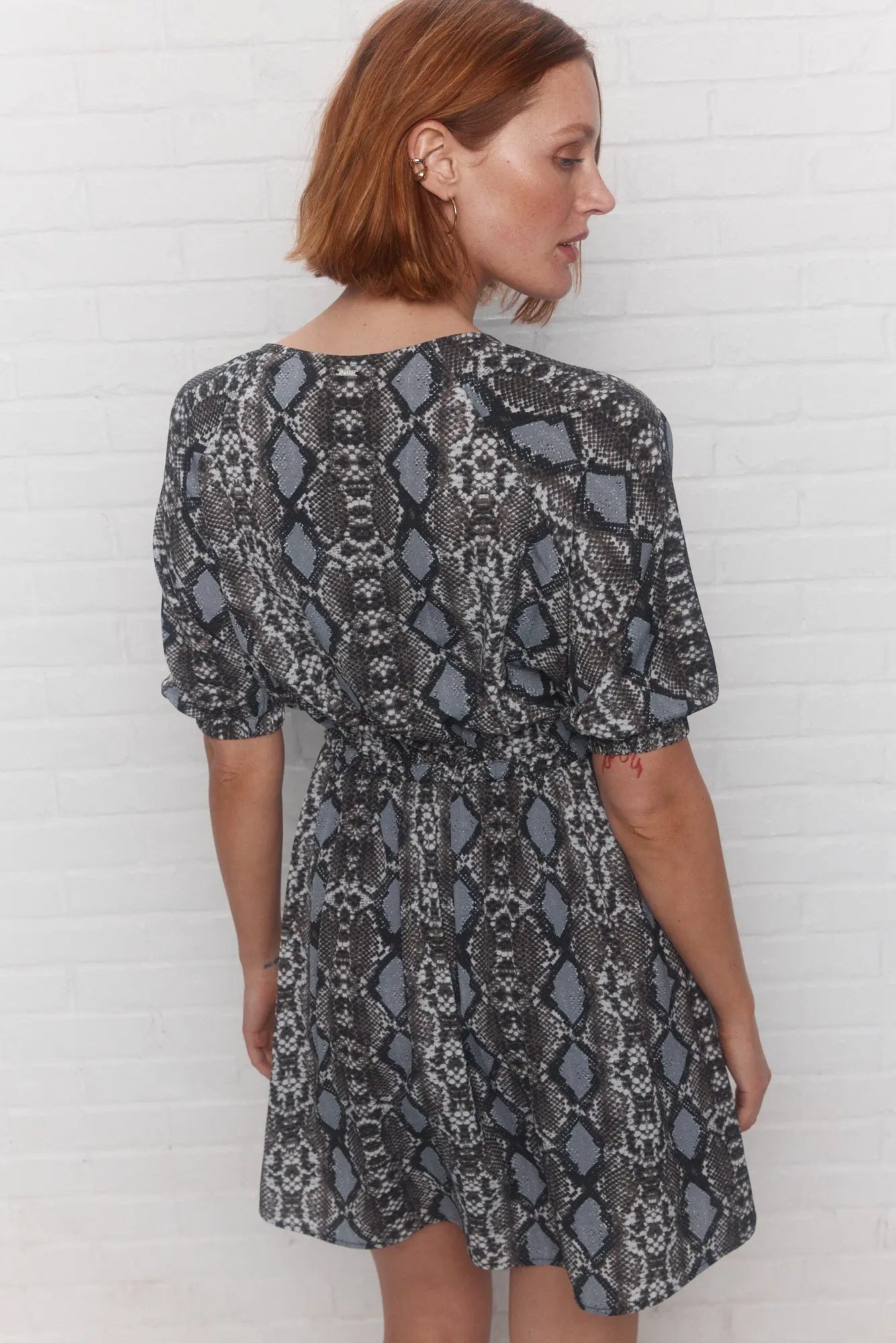 Robe courte grise à motif serpent | Lizzy JOELLE Collection