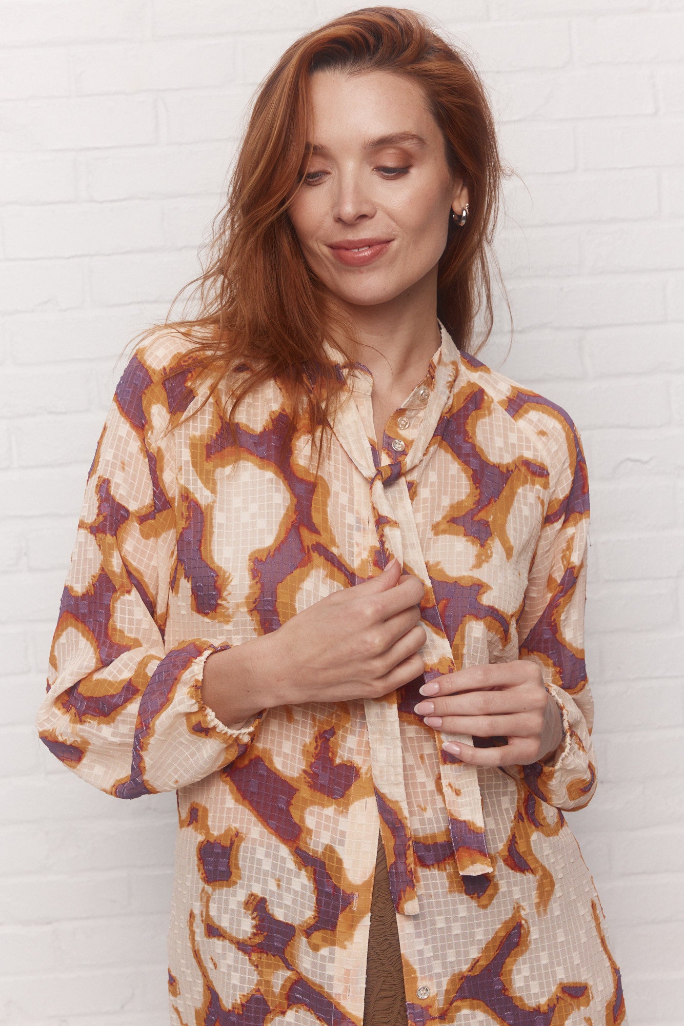 Chemise à motif orange foulard intégré | Emna JOELLE Collection