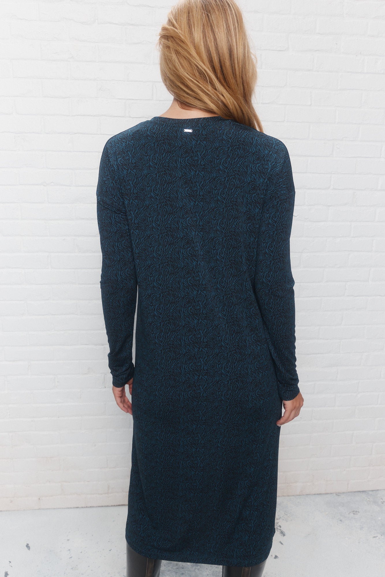 Cody | Robe midi à motif bleu JOELLE Collection