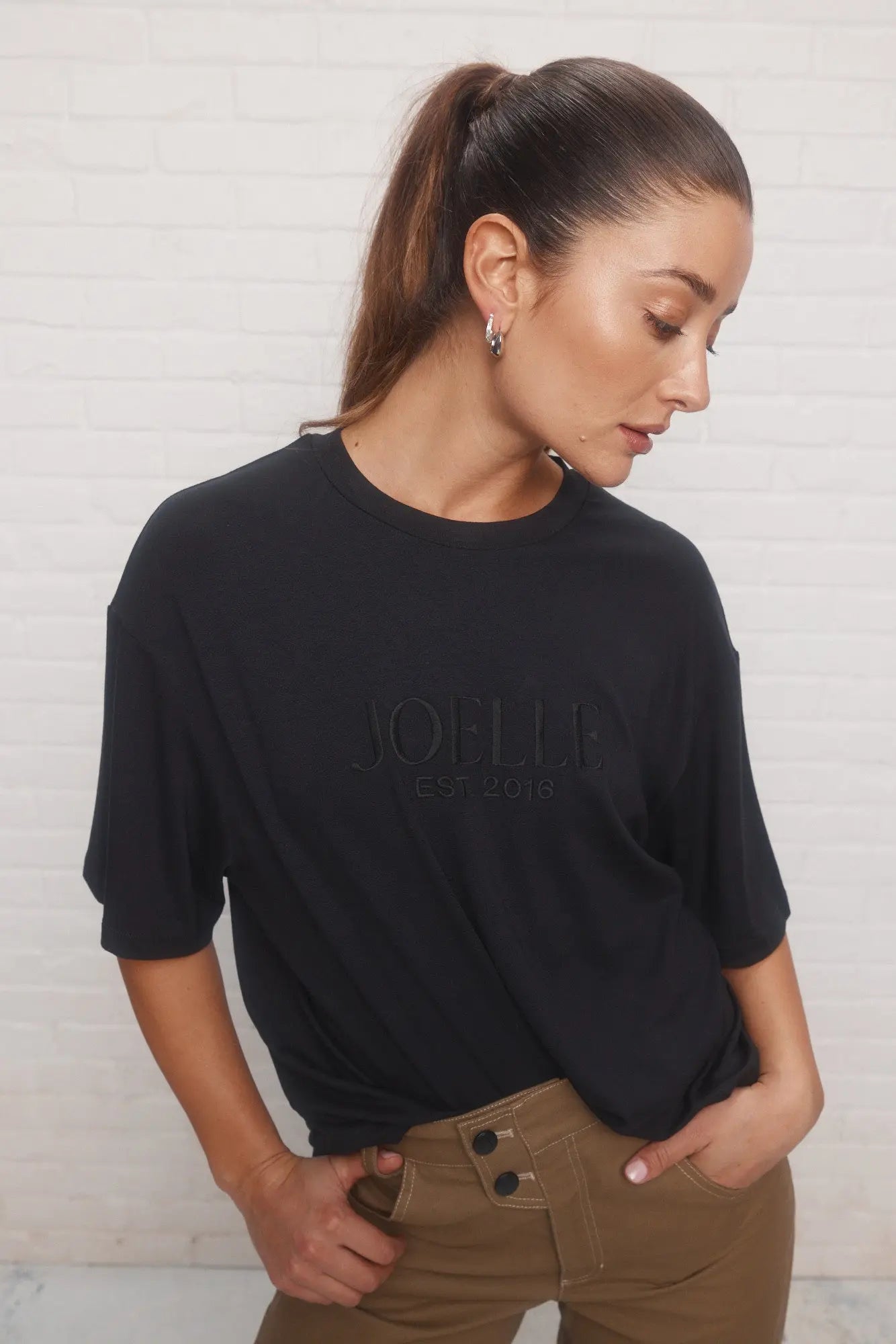 T-shirt noir logo brodé | Laurenzo JOELLE Collection