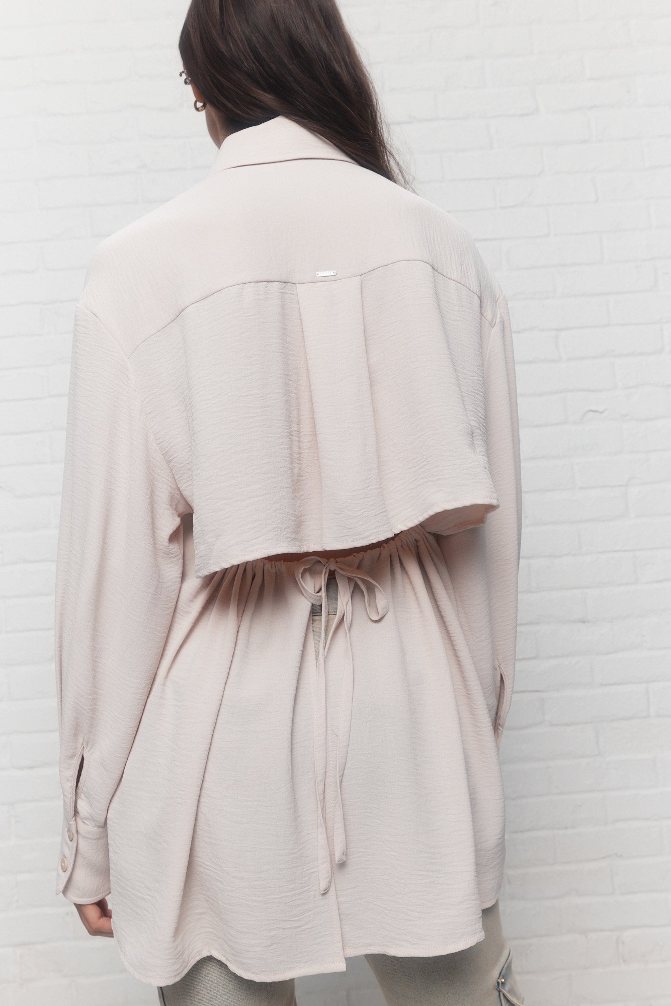 Delaney | Chemise beige ouverte au dos