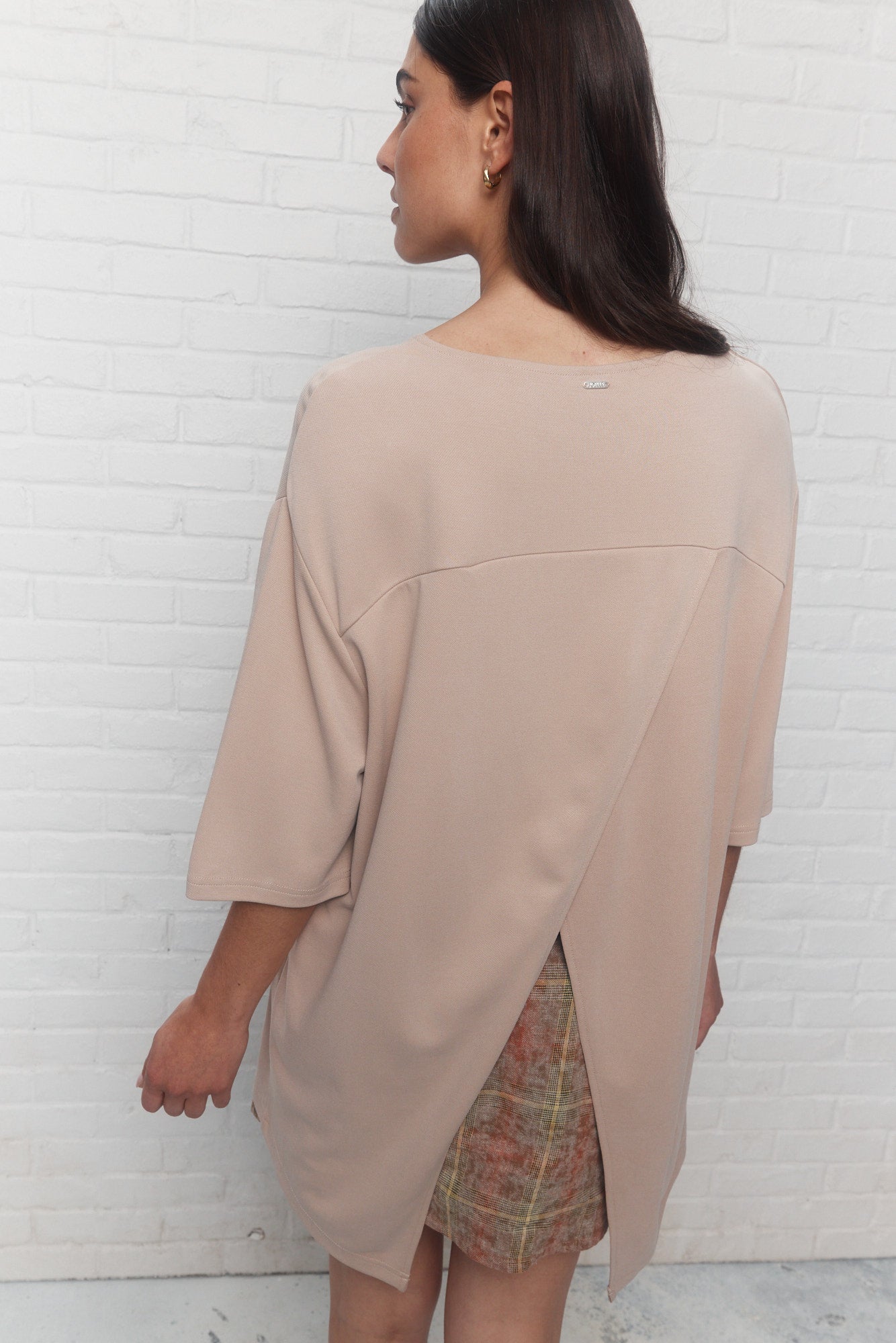 Theo | Chandail beige ouvert au dos