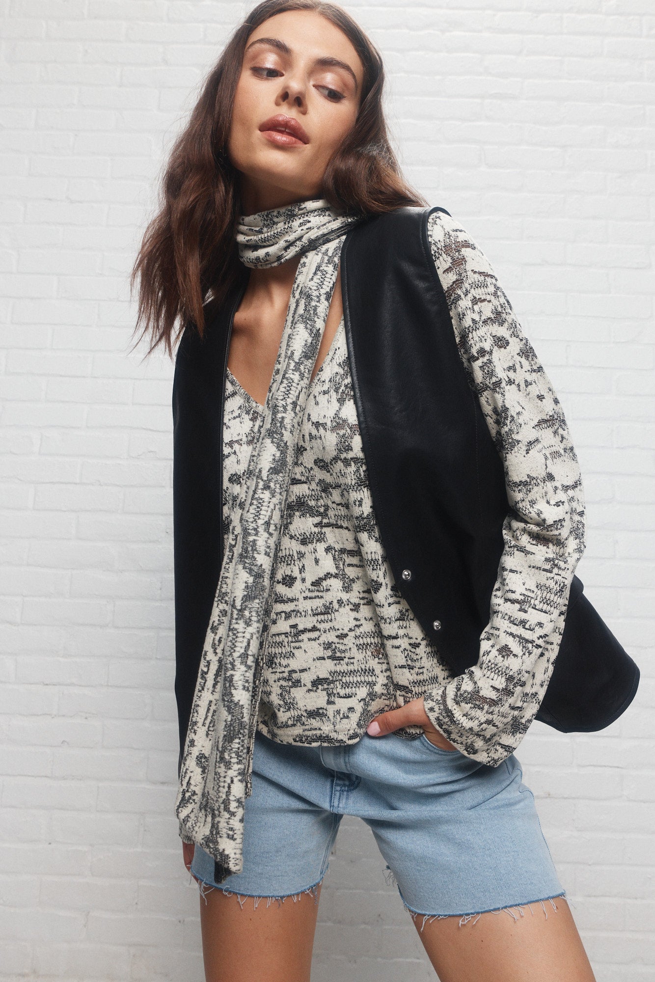 Brouah | Chandail crème à motif et foulard intégré