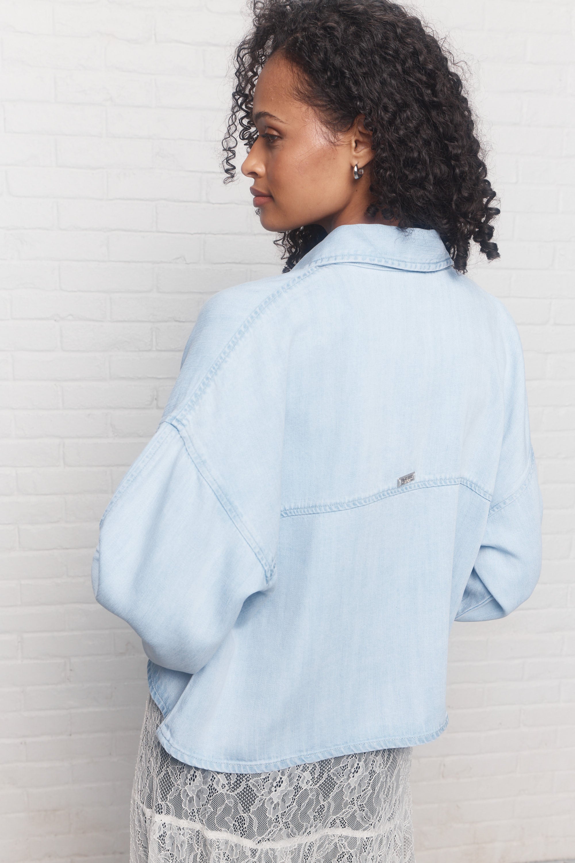 Doubt | Chemise courte en denim bleu délavé