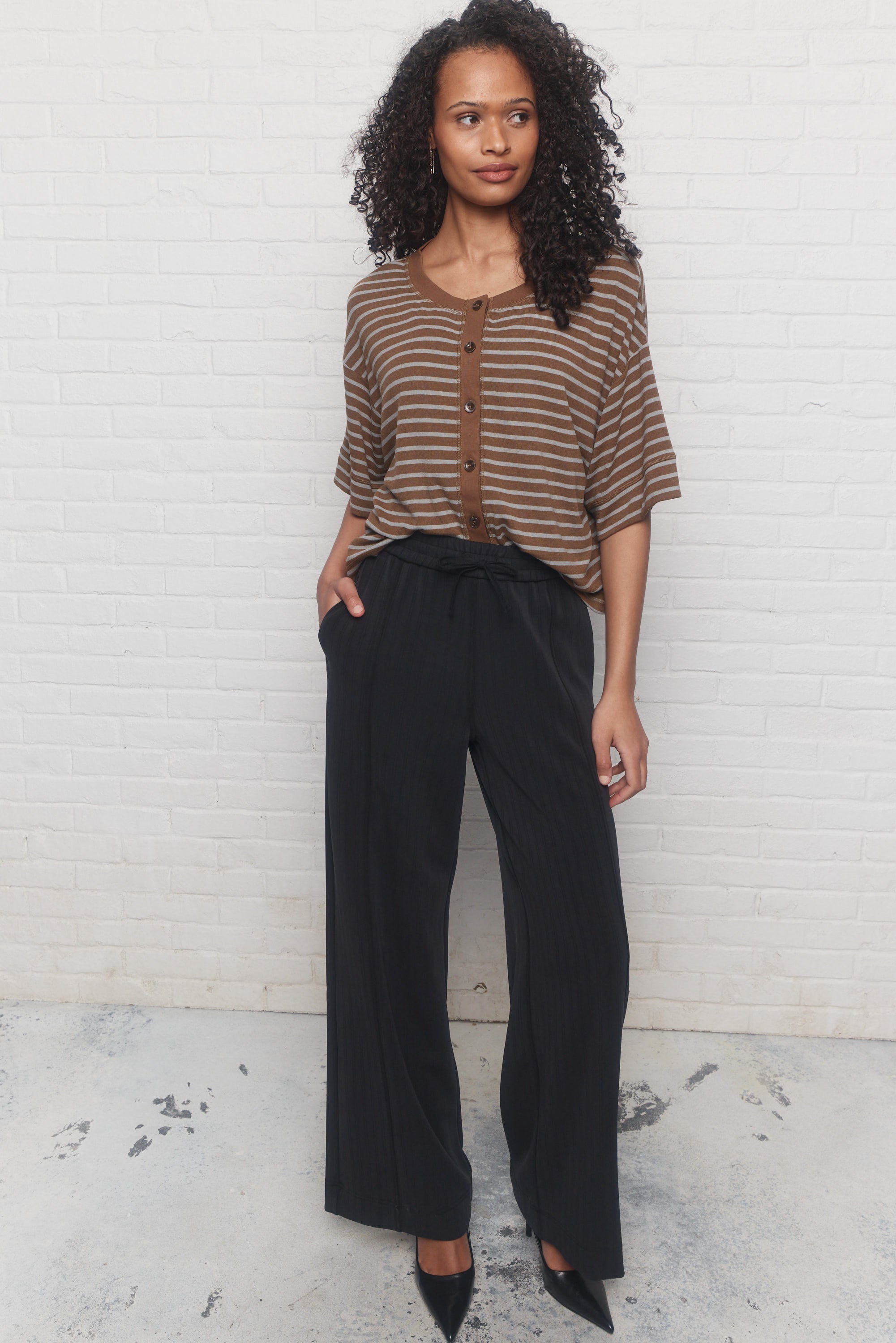 Evie | Wide-leg, faded black trousers