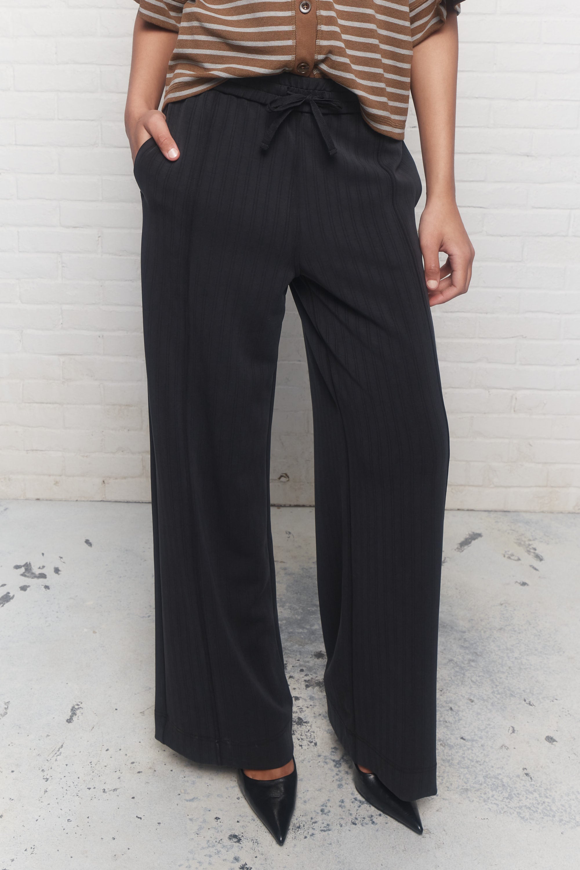Evie | Wide-leg, faded black trousers