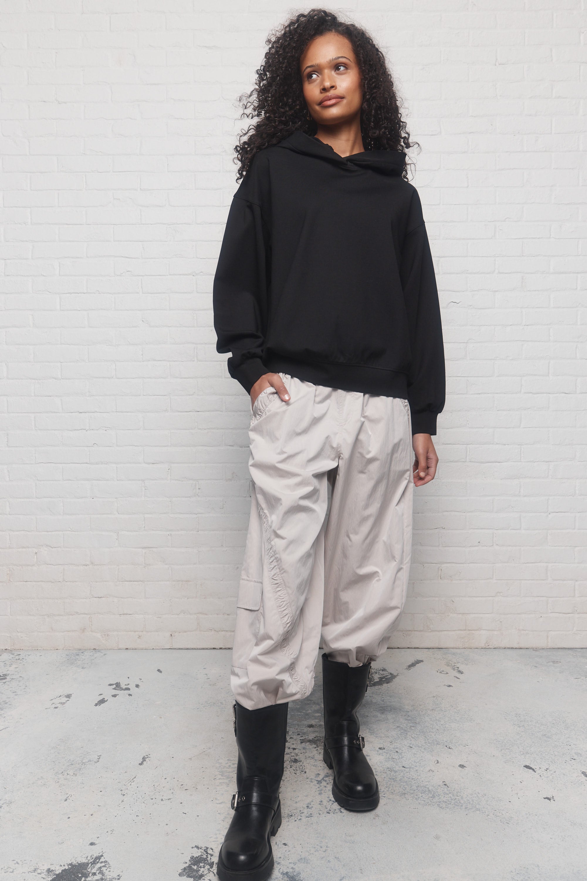 Melina | Chandail noir à capuchon