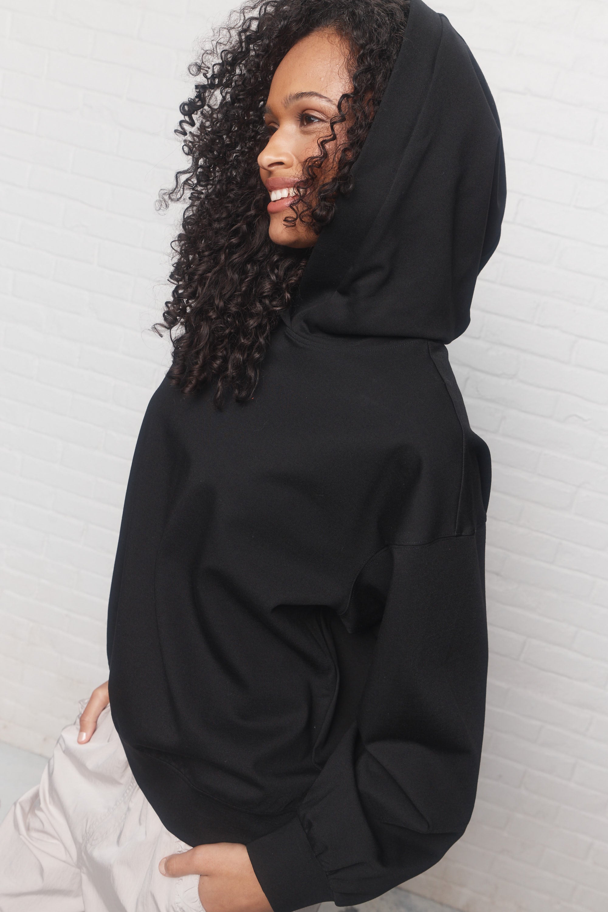 Melina | Black hooded sweater