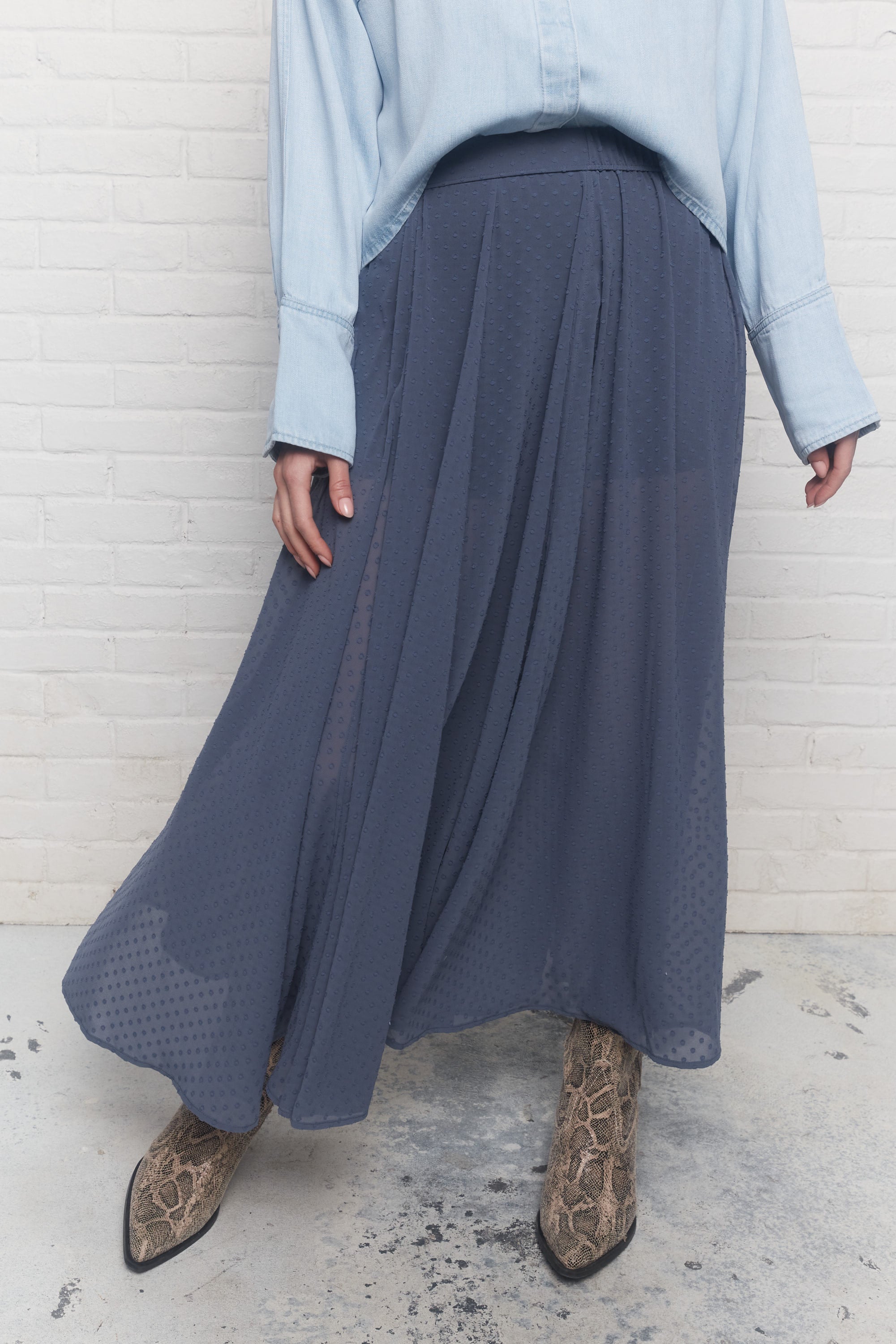 Nika | Jupe longue bleu-grise plissée