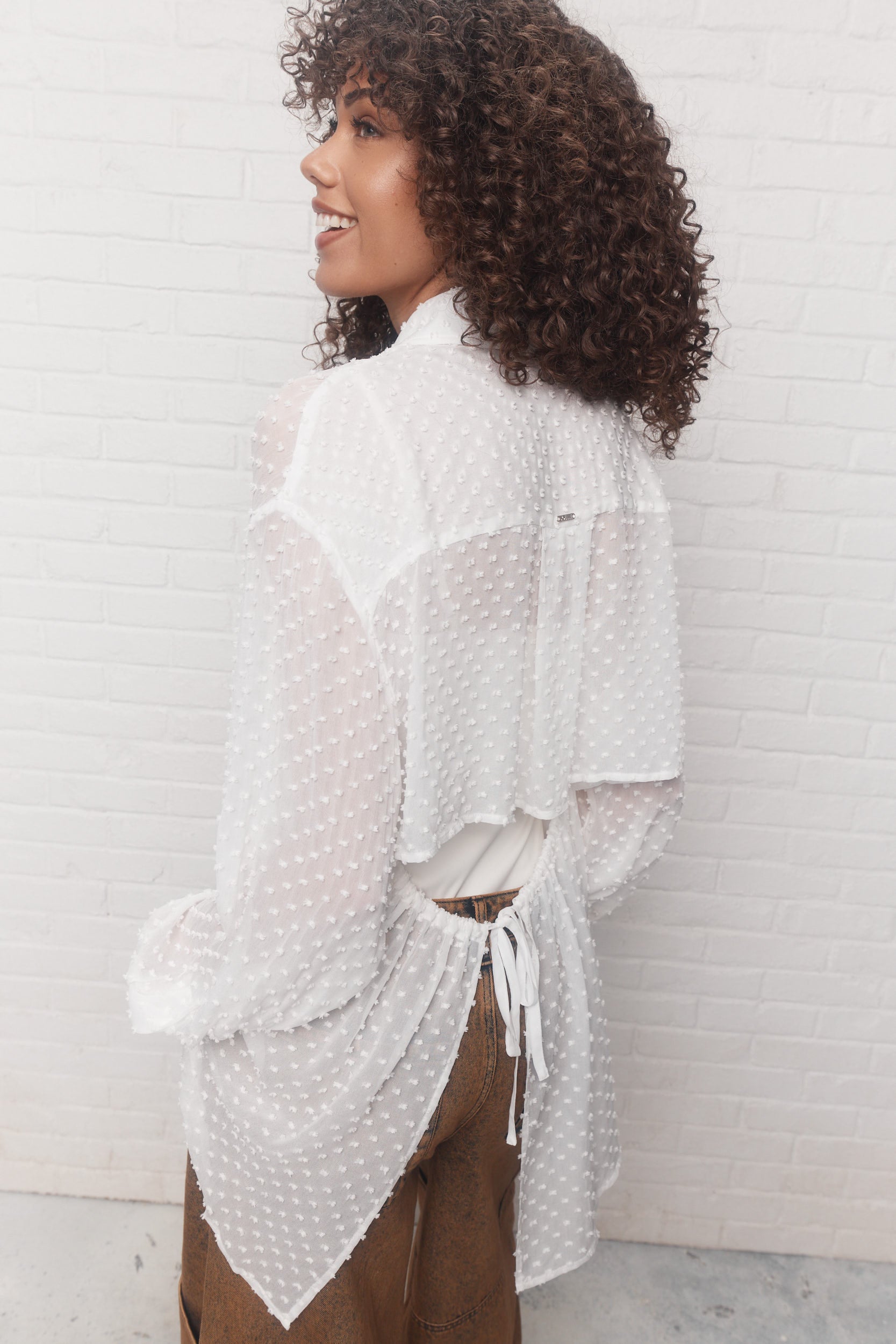 Delaney | Chemise blanche ouverte au dos