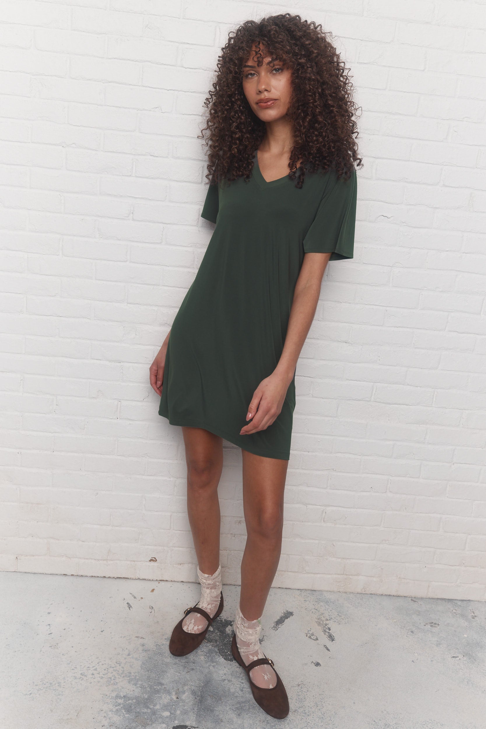 Flo | La robe verte à col en V