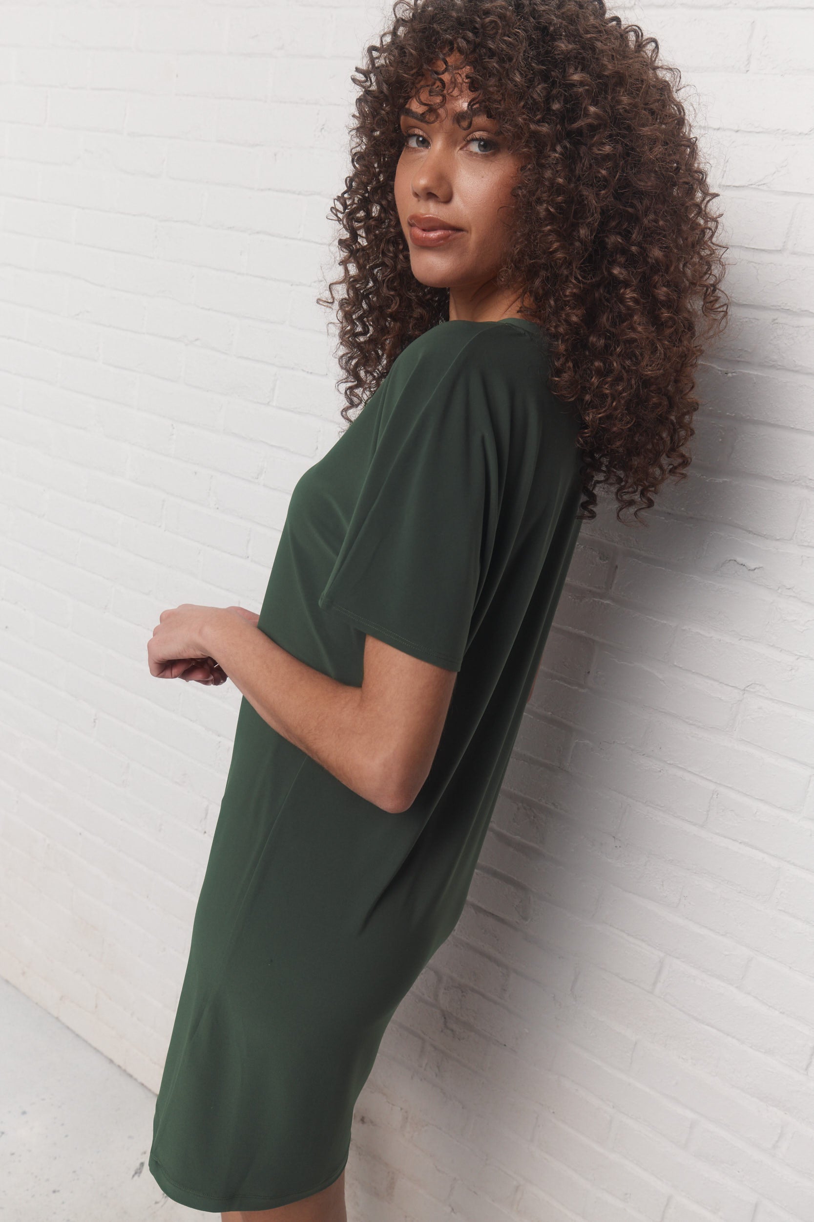 Flo | La robe verte à col en V