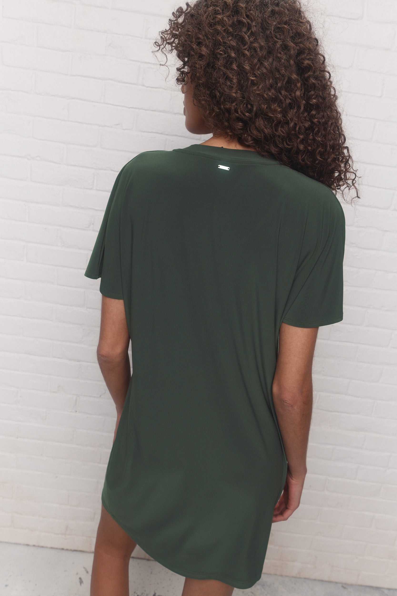 Flo | La robe verte à col en V