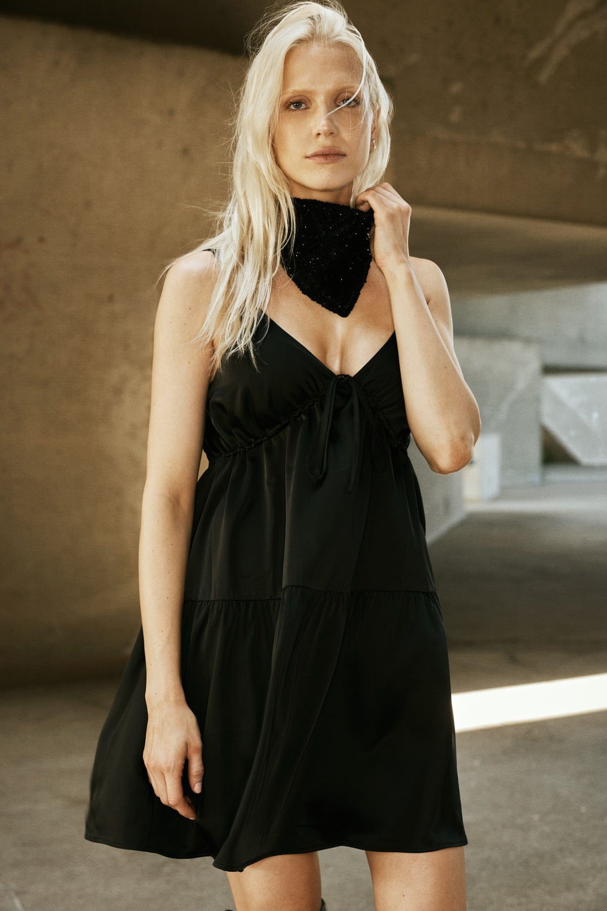 Elizabeth | Robe courte satinée noire