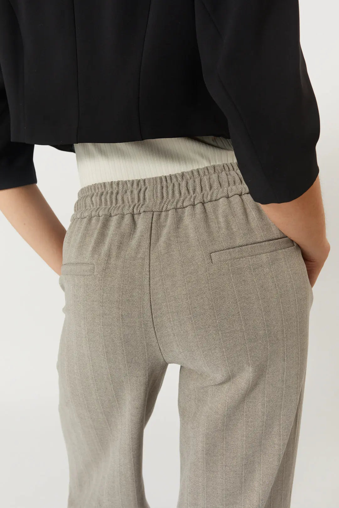 Pantalon gris à motifs chevrons | Barlee JOELLE Collection