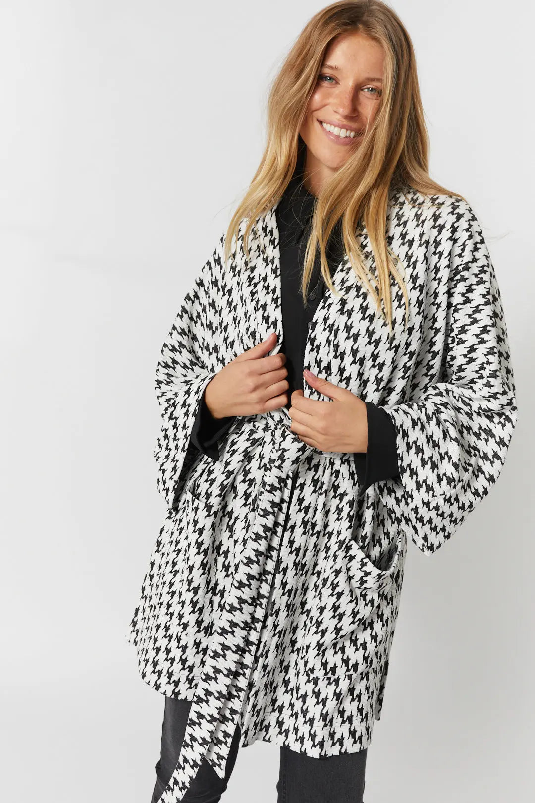 Veste kimono à motif pied-de-poule noir et blanc| Mekong JOELLE Collection