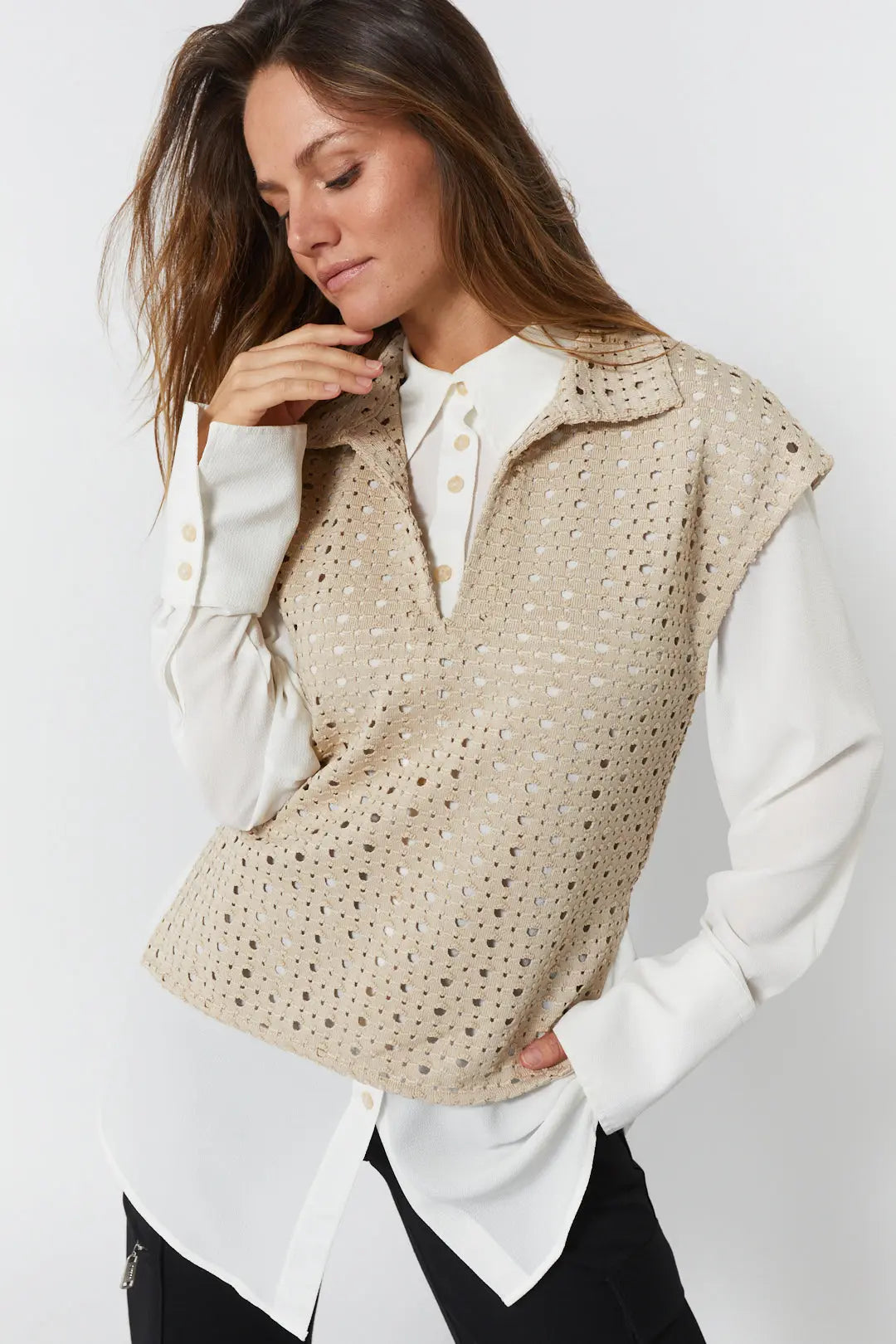 Chandail grège encolure en V