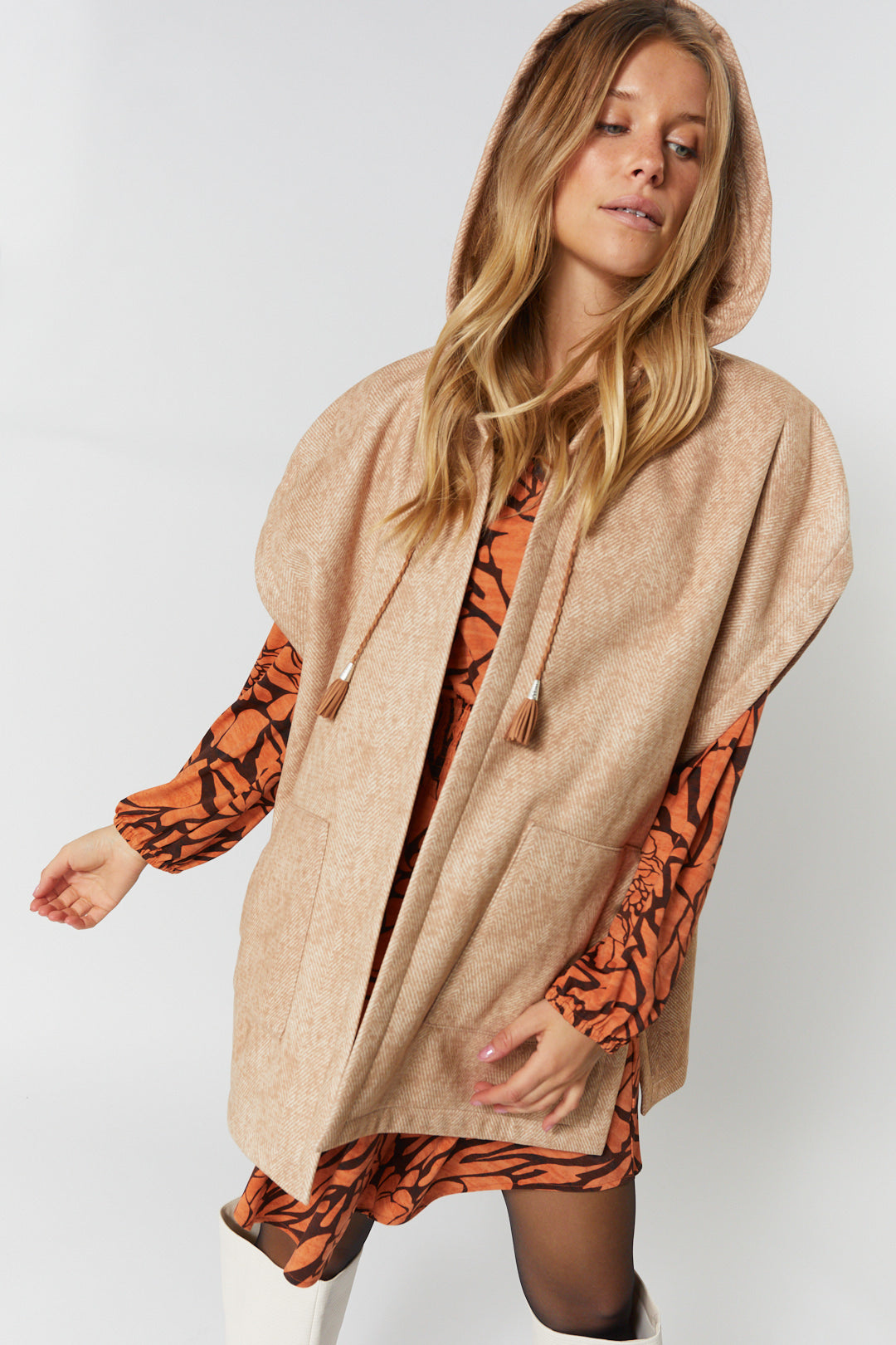 Beige patterned poncho with hood | Dunst