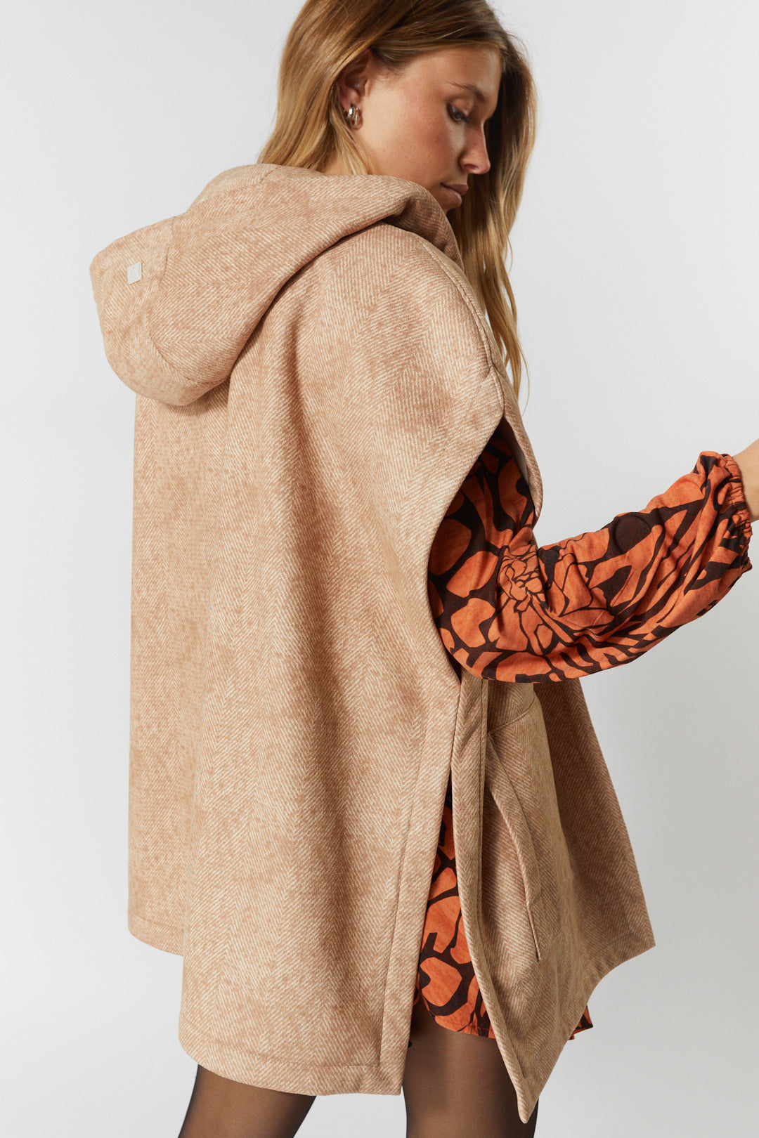 Beige patterned poncho with hood | Dunst