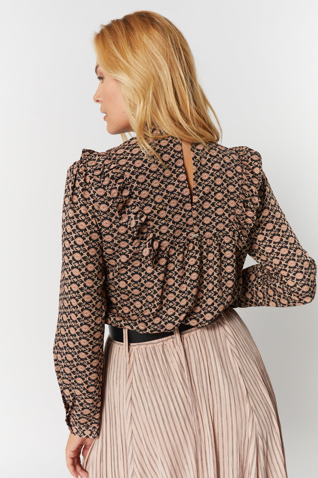 Black blouse with patterns and ruffles | Geraldine