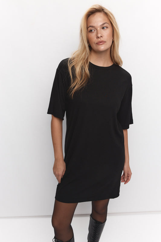 Robe t-shirt noire ample | Kara JOELLE Collection