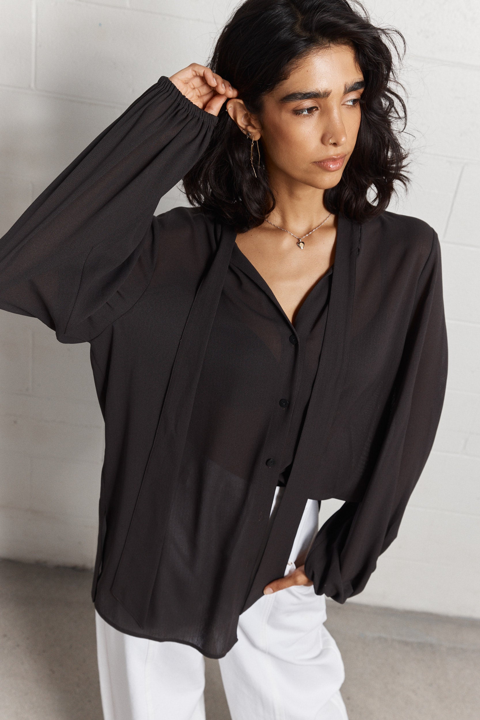 Adeline | Chemise noire semi-transparente