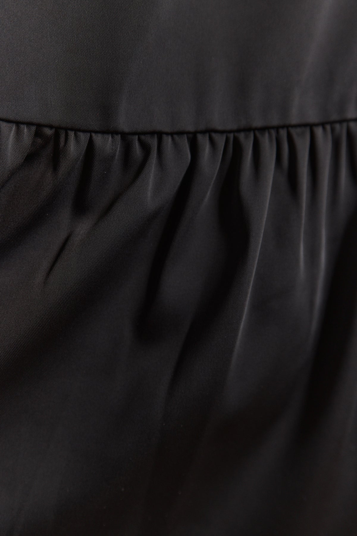 Elizabeth | Robe courte satinée noire