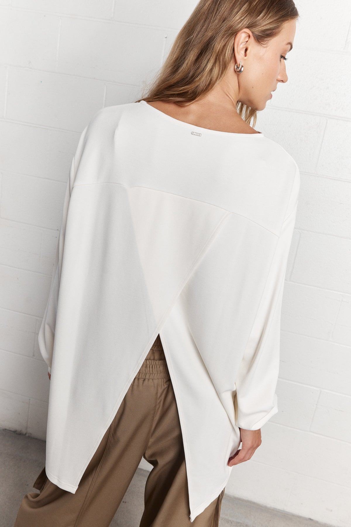 Thella | Chandail blanc ouvert au dos