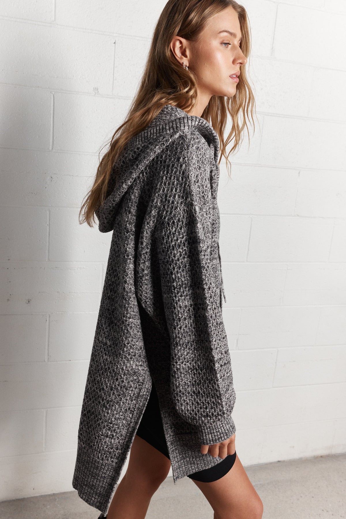 Annick | Chandail gris à capuchon