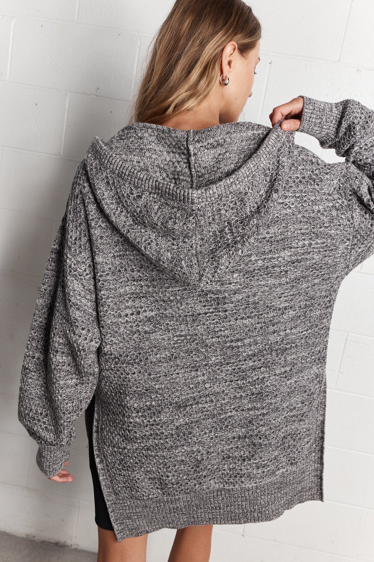 Annick | Chandail gris à capuchon
