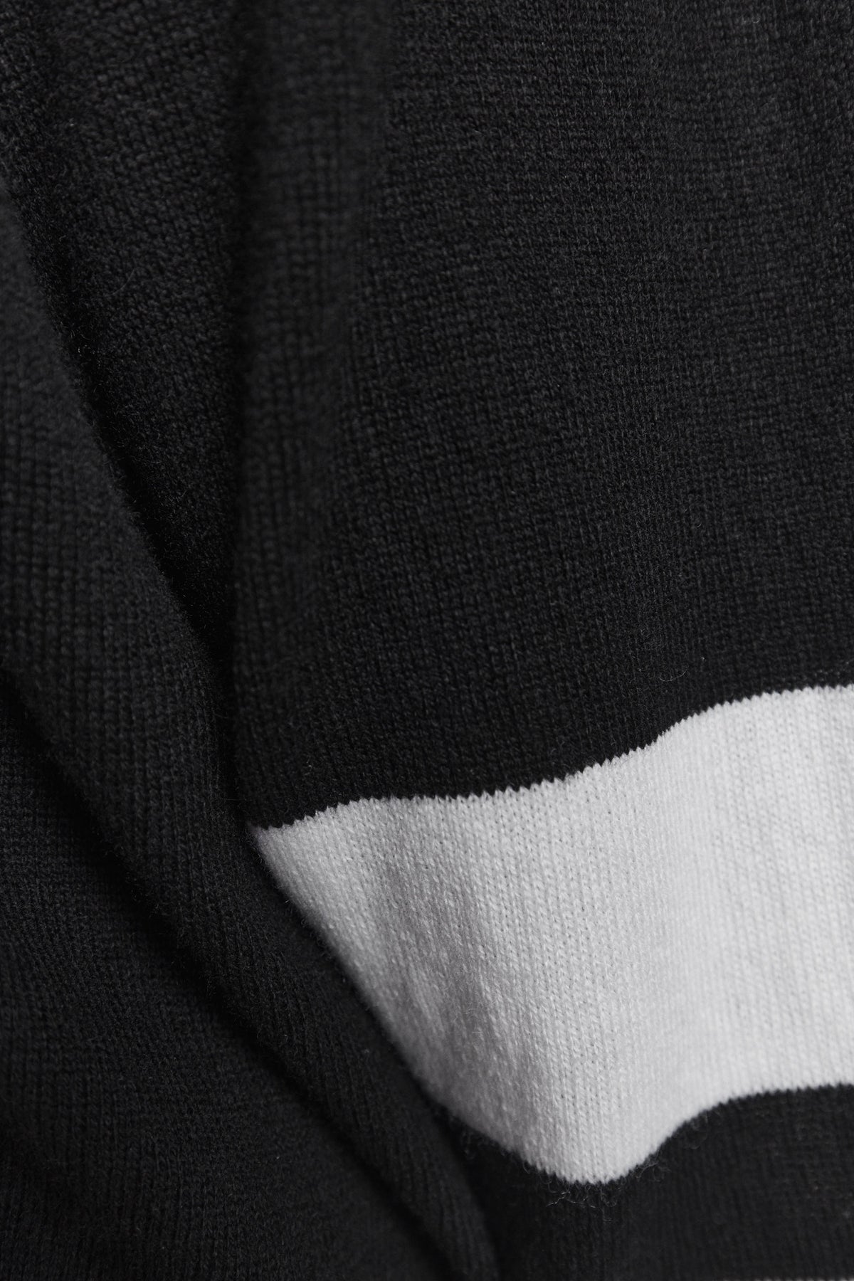 Avril | Black and white oversized V-neck sweater