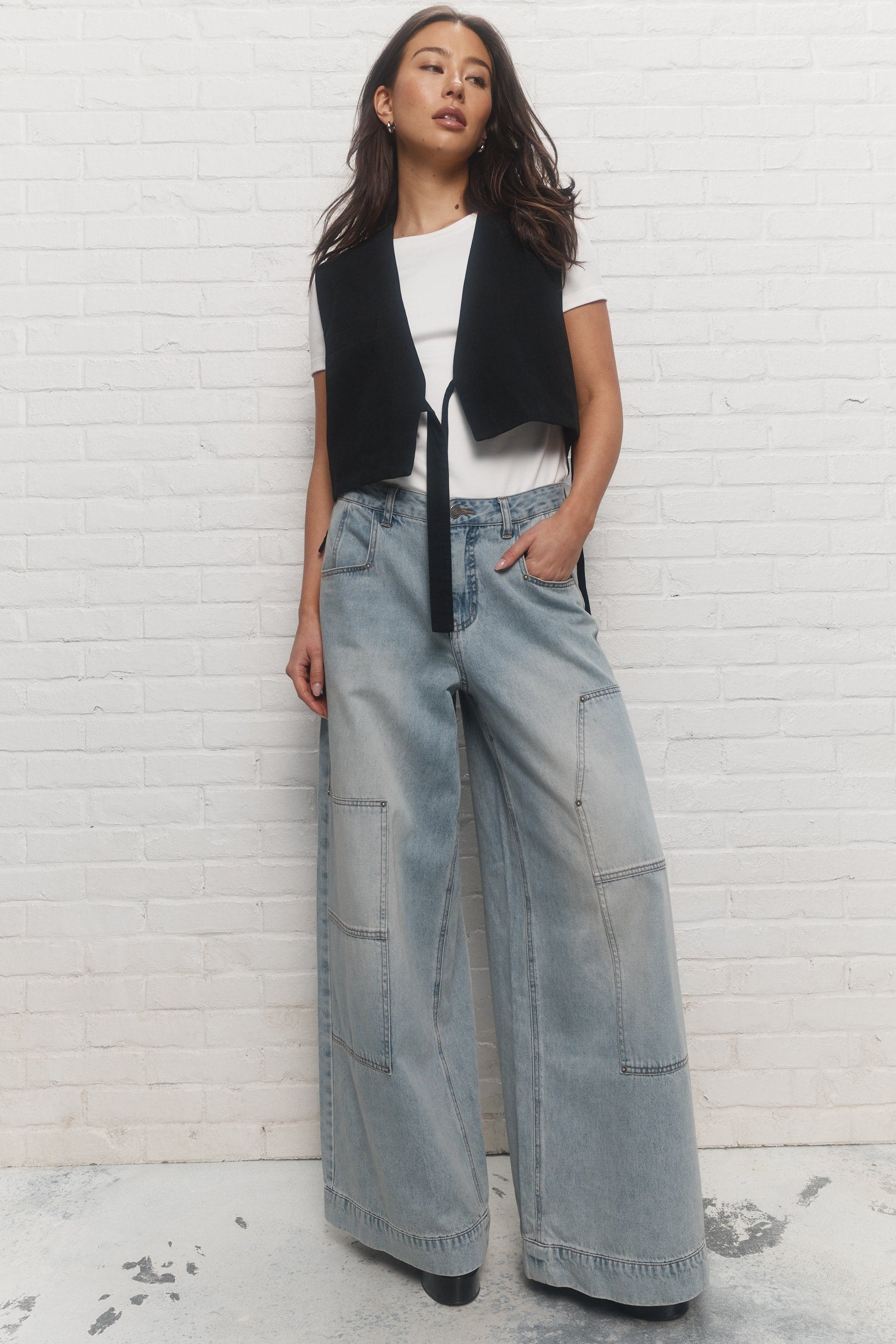 Gigi | La veste noire asymétrique sans manches