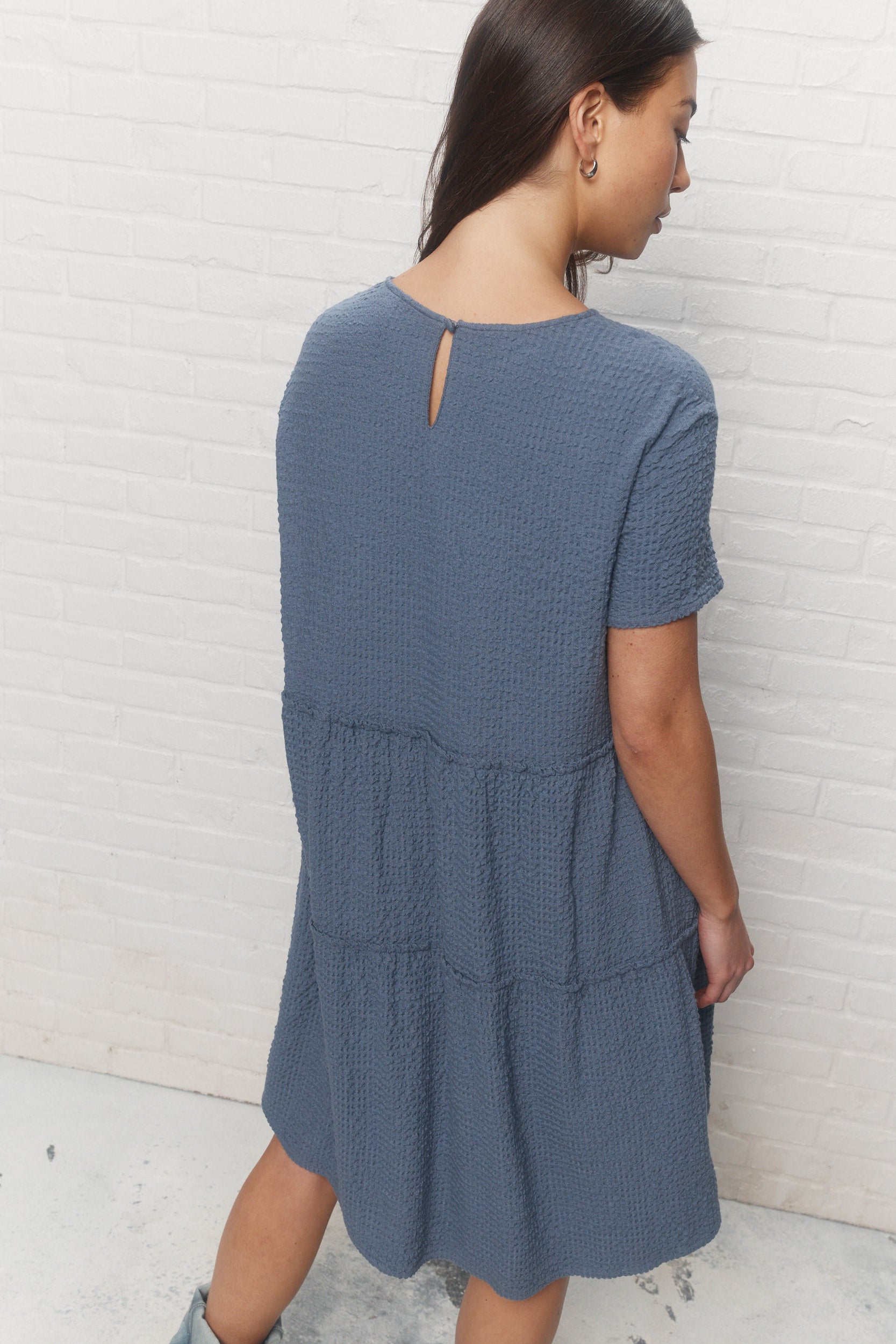 Nori Robe bleue ample à manches courtes JOELLE Collection