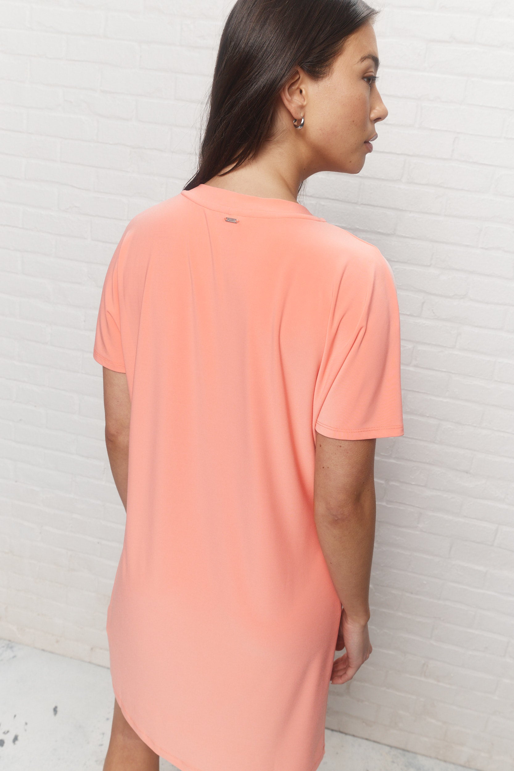 Flo La robe corail à col en V JOELLE Collection