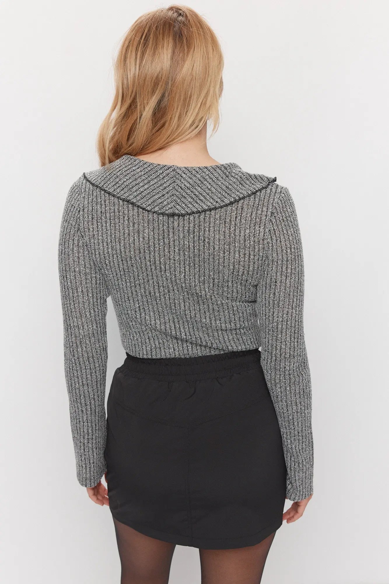 Chandail blanc et noir multi à volants | Mercer JOELLE Collection
