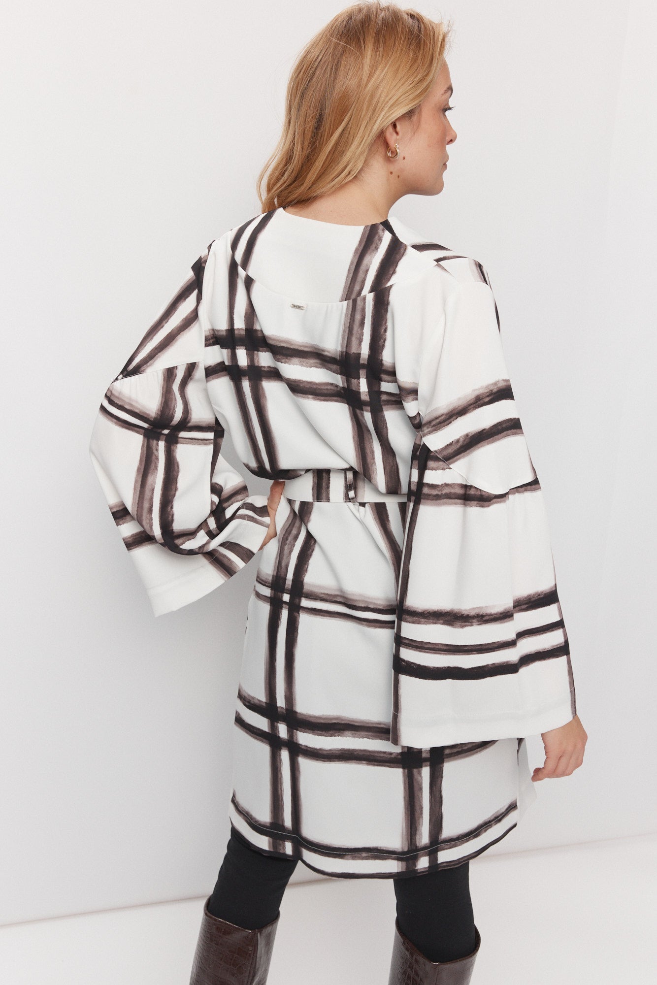 White checked kimono jacket with draped effect | Duane