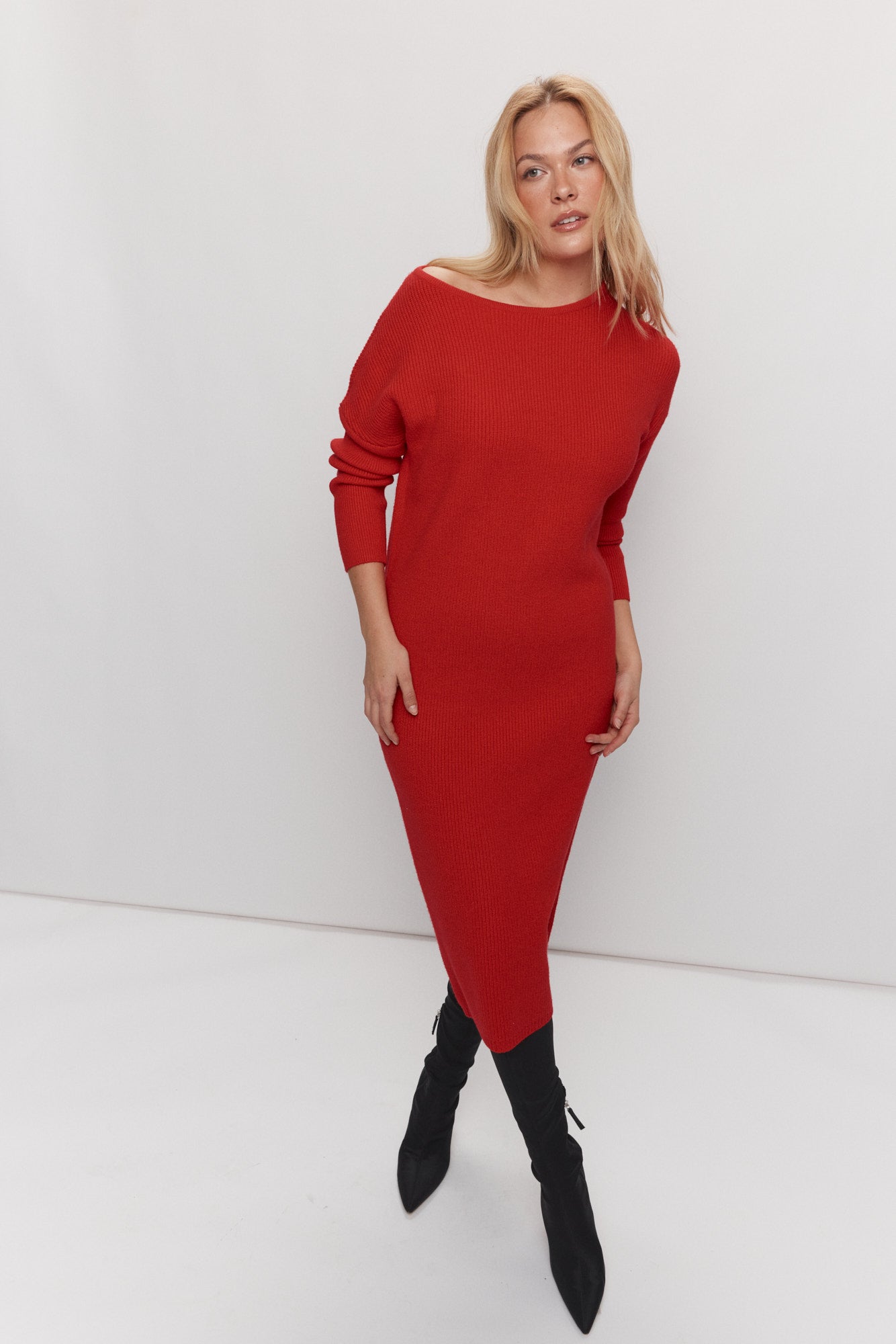 Long red knit dress with boat neckline | Jua